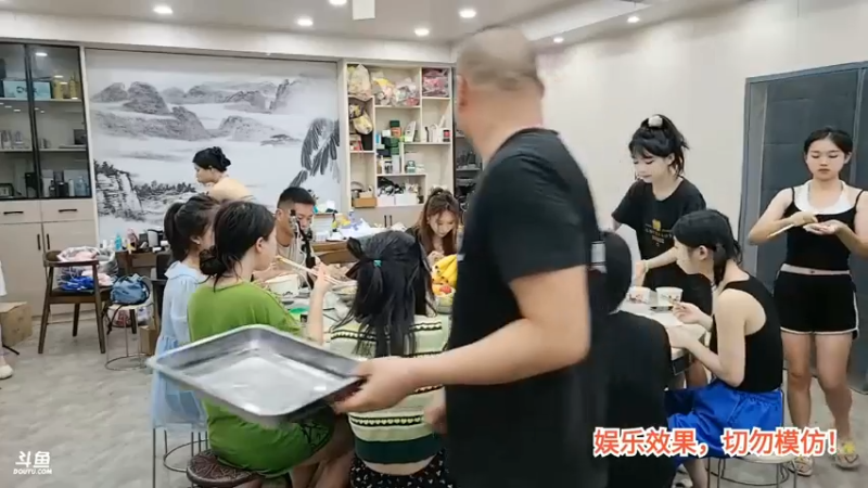 洪湖乡野趣味团播 肖哥和女主播吃大餐，一家人整整齐齐