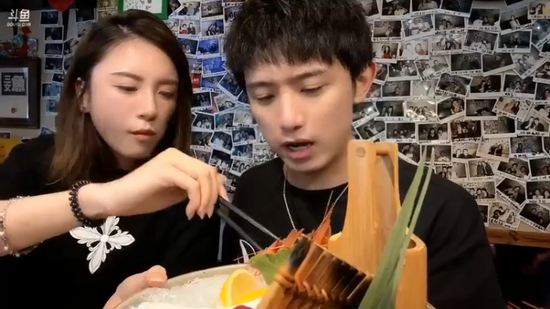 博哥和美女雯雯吃饭，大家让他开亲密付，博哥说亲密才能开