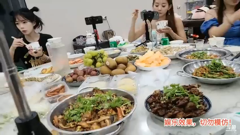 洪湖乡野趣味团播大家看肖哥的工作餐伙食好，有鱼