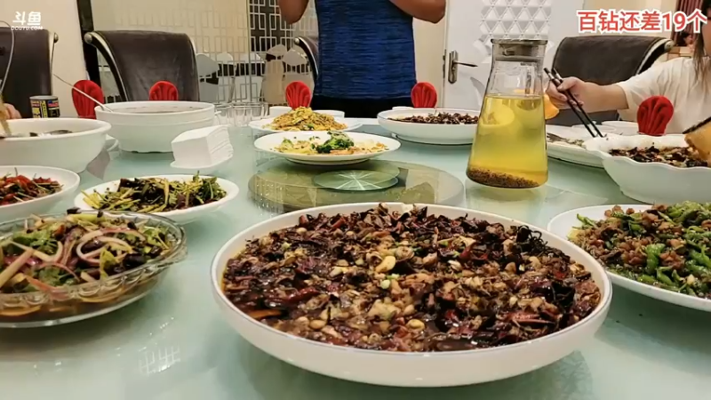 茵妹妹今天吃大餐，真是快乐啊