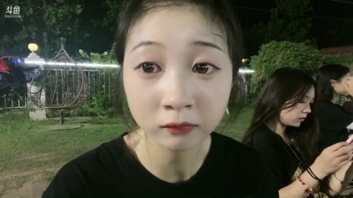 洪湖乡野趣味团播美女小倩吃饭，被人说委屈了，好可爱