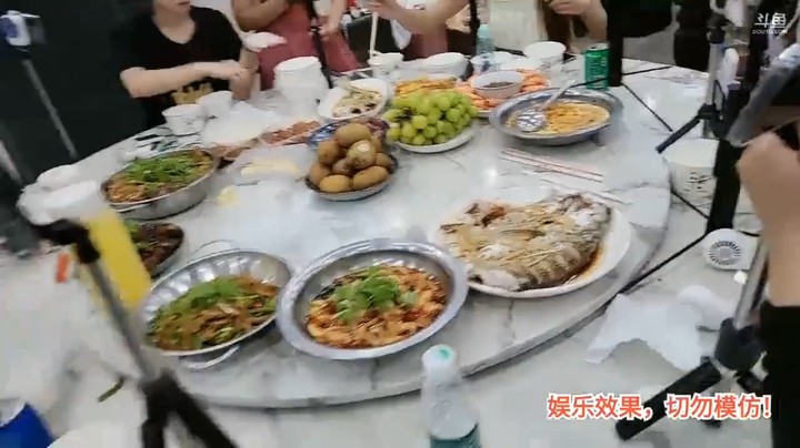 洪湖乡野趣味团播肖哥看女主播吃大餐，新来妹妹是VIP可以吃菜