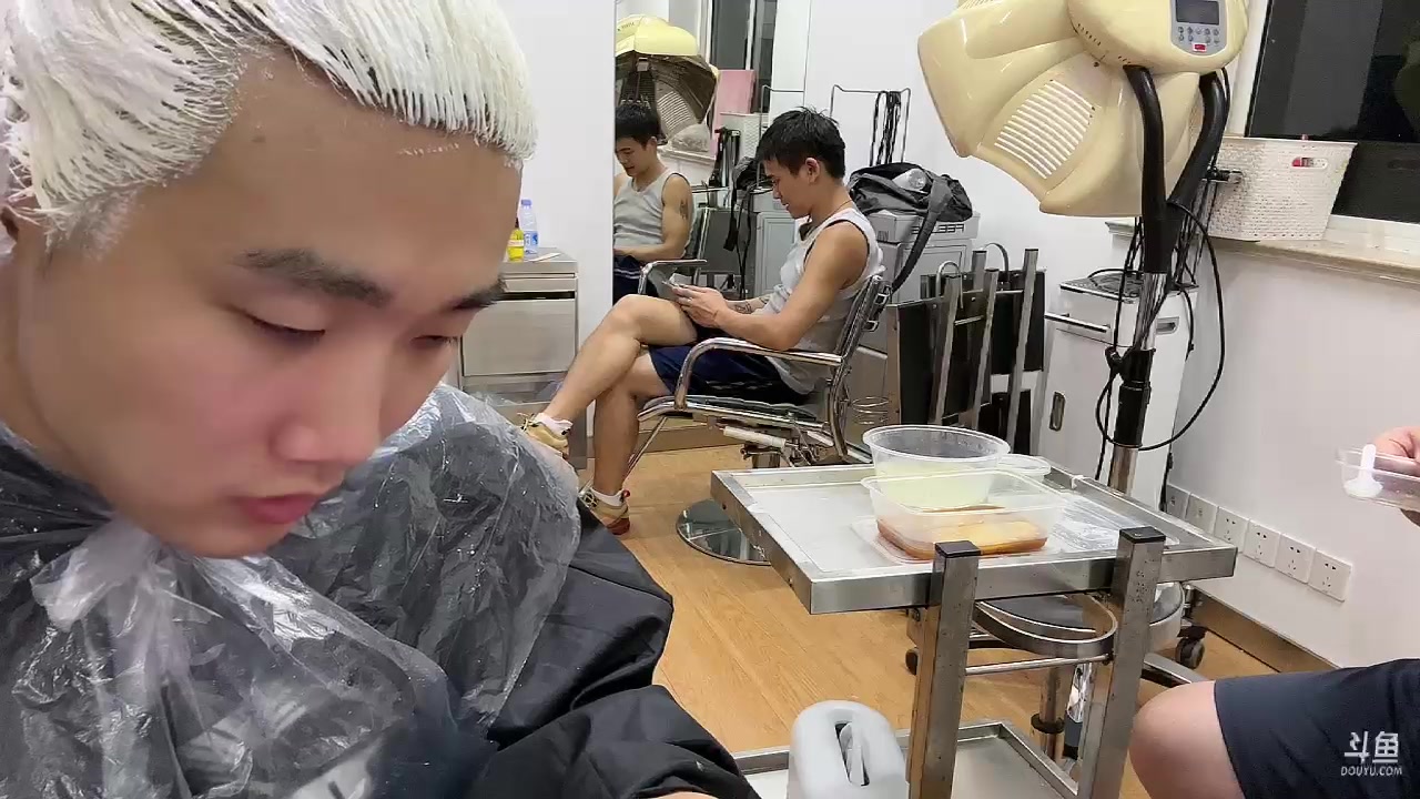 【2023-08-12 20点场】胸肌很大的良小伞：恭喜酒神喜提国王！大龙正在户外染发！