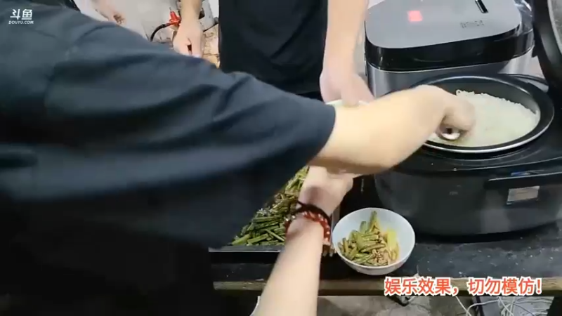 洪湖乡野趣味团播女主播打菜吃饭了