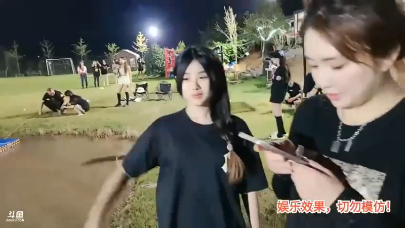 洪湖乡野趣味团播女主播都想玩气垫船赚积分，旅客哥给小鲁班和小梦仙五次