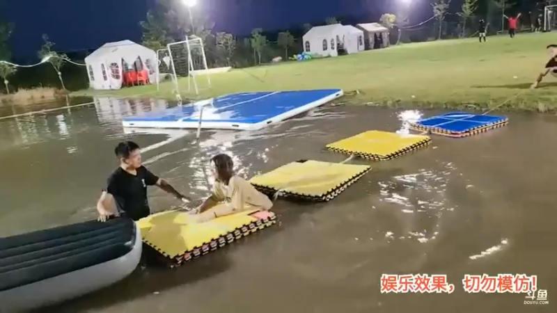 洪湖乡野趣味团播 女主播排队跳气垫船，大家都想要大哥给机会 啊