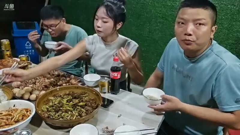 人生赢家757和美女等人吃饭，美女身材好