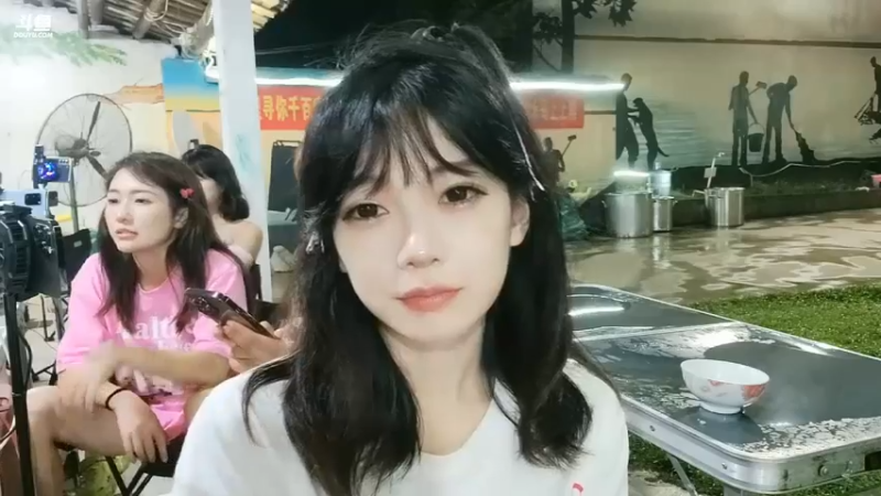 洪湖乡野趣味团播美女彪子没精打采，晚饭还没大餐吃