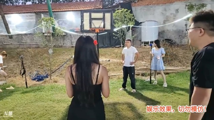 洪湖乡野趣味团播雨神和女主播比赛投篮，贝贝居然赢了