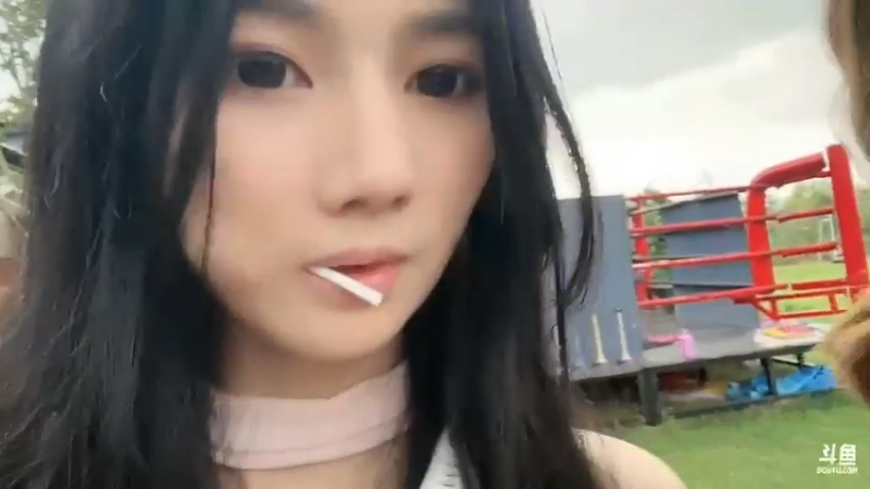 洪湖乡野趣味团播女主播和大哥雨神比赛打钉子