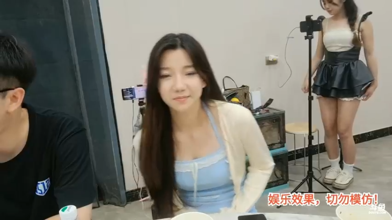 洪湖乡野趣味团播美女王源今天吃大餐快乐