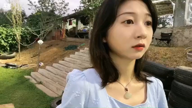 洪湖乡野趣味团播小倩看大家玩游戏，没飞机玩不了