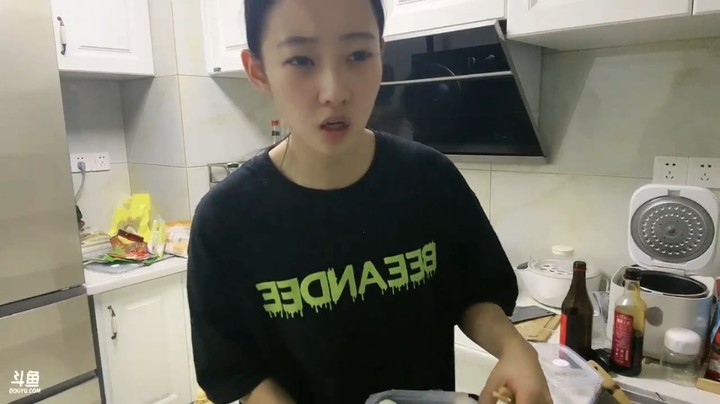 美女咩咩直播做吃的，看起来不错