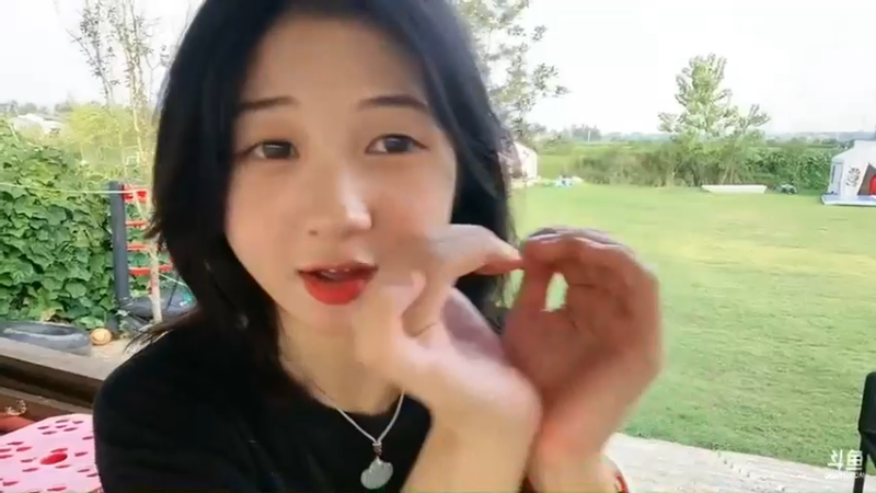 洪湖乡野趣味团播美女小倩可爱啊，这口红好