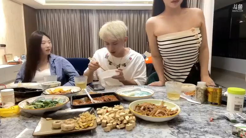 博哥和两个美女吃饭，美女好像都不饿啊