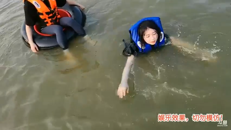 洪湖乡野趣味团播肖哥看女主播学游泳，结果有人爆装备