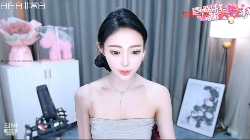 小宁煦美女小姐姐今天打扮好漂亮，肤白貌美啊