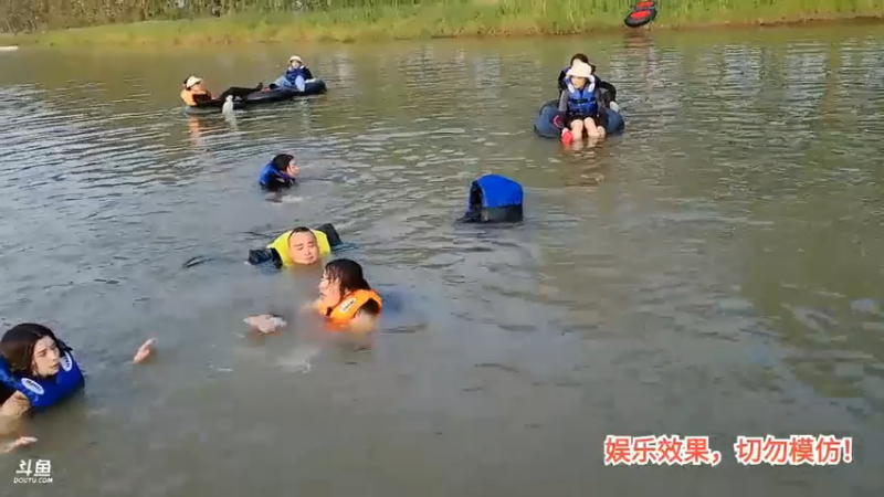 洪湖乡野趣味团播女主播学游泳，大家玩的开心啊