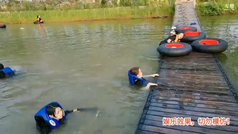 洪湖乡野趣味团播女主播学游泳，不怕水是前提