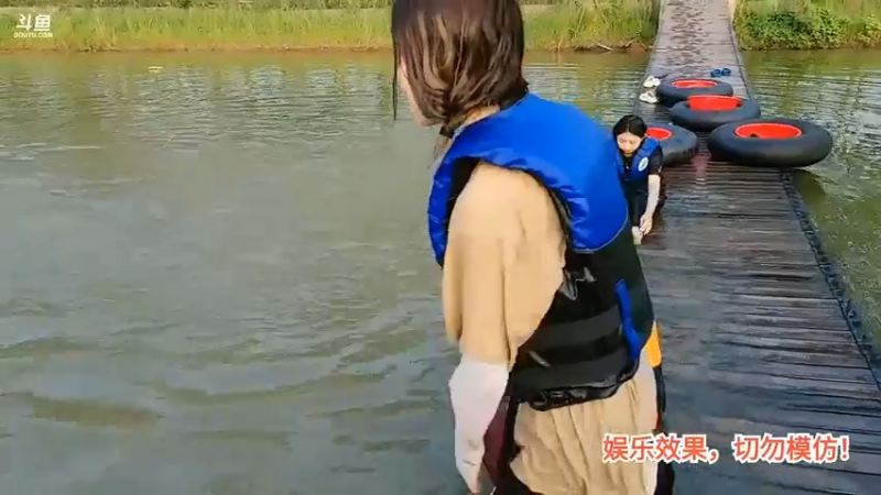 洪湖乡野趣味团播女主播学游泳，跳水都不会