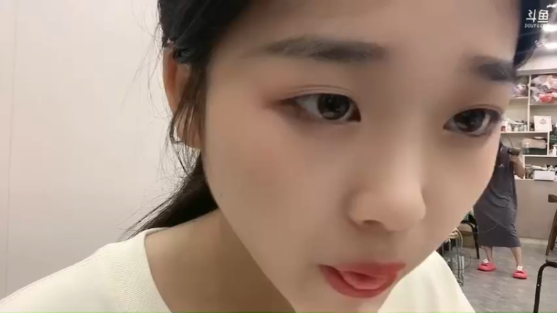 洪湖乡野趣味团播美女小夹子颜灵玩游戏回来小嘴不停吃零食，真饿啊