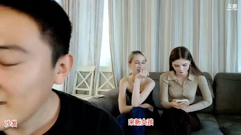 几个俄罗斯美女坐着聊天好漂亮，中间的好美