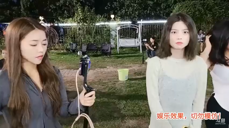 洪湖乡野趣味团播华哥送火箭给雪碧，还以为给小白呢