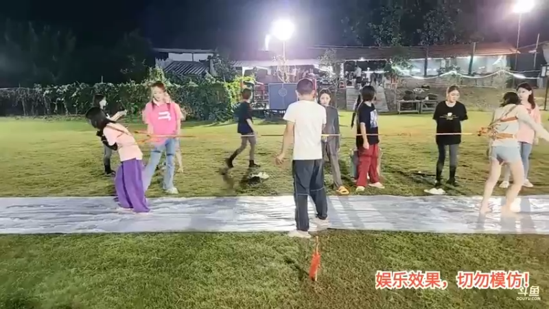 洪湖乡野趣味团播美女主播比赛拔河，这是比谁摩擦力大啊