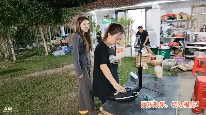 洪湖乡野趣味团播今天女主播吃大餐还是很多，吃好喝好就是开心