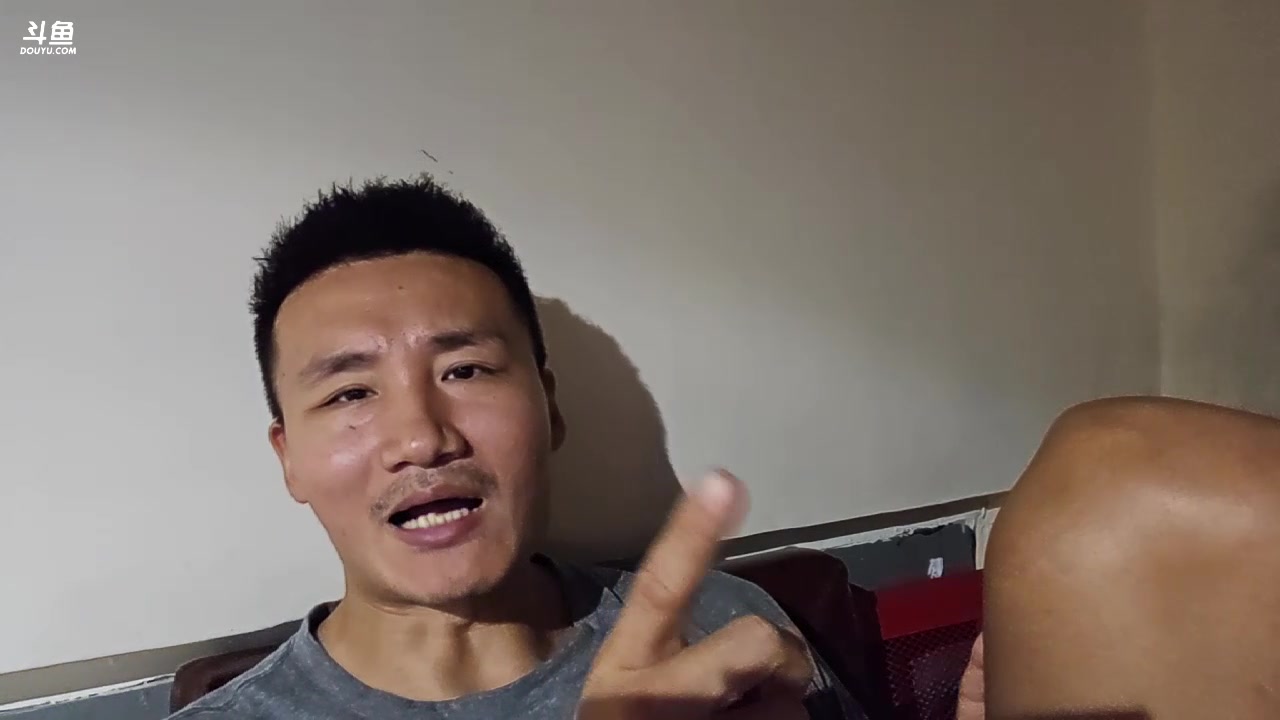 【2023-08-19 20点场】黑人毅：练个背，晚上拍视频