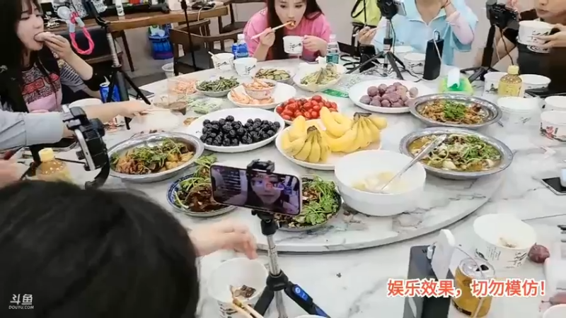 洪湖乡野趣味团播狗子小白都是超V，让女主播情何以堪