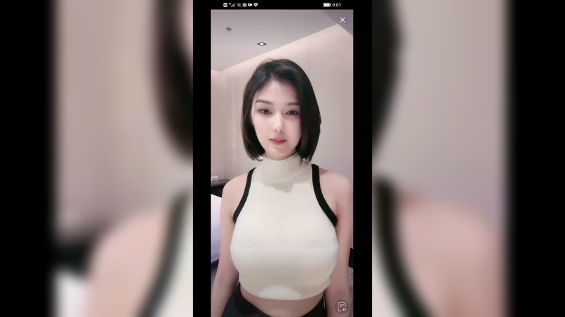 美女车模对自己直播很自信，不怕黑粉