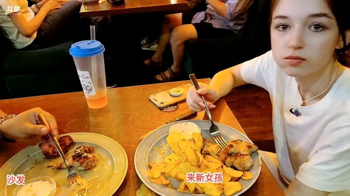 大哥在俄罗斯带美女吃饭，美女吃的好香