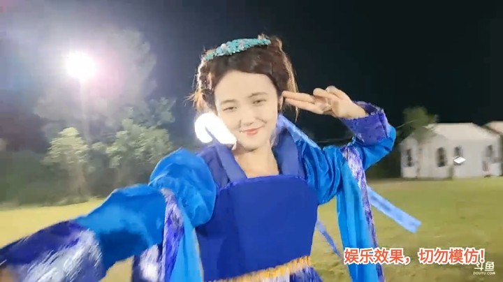 洪湖乡野趣味团播美女小草COS表演好搞笑