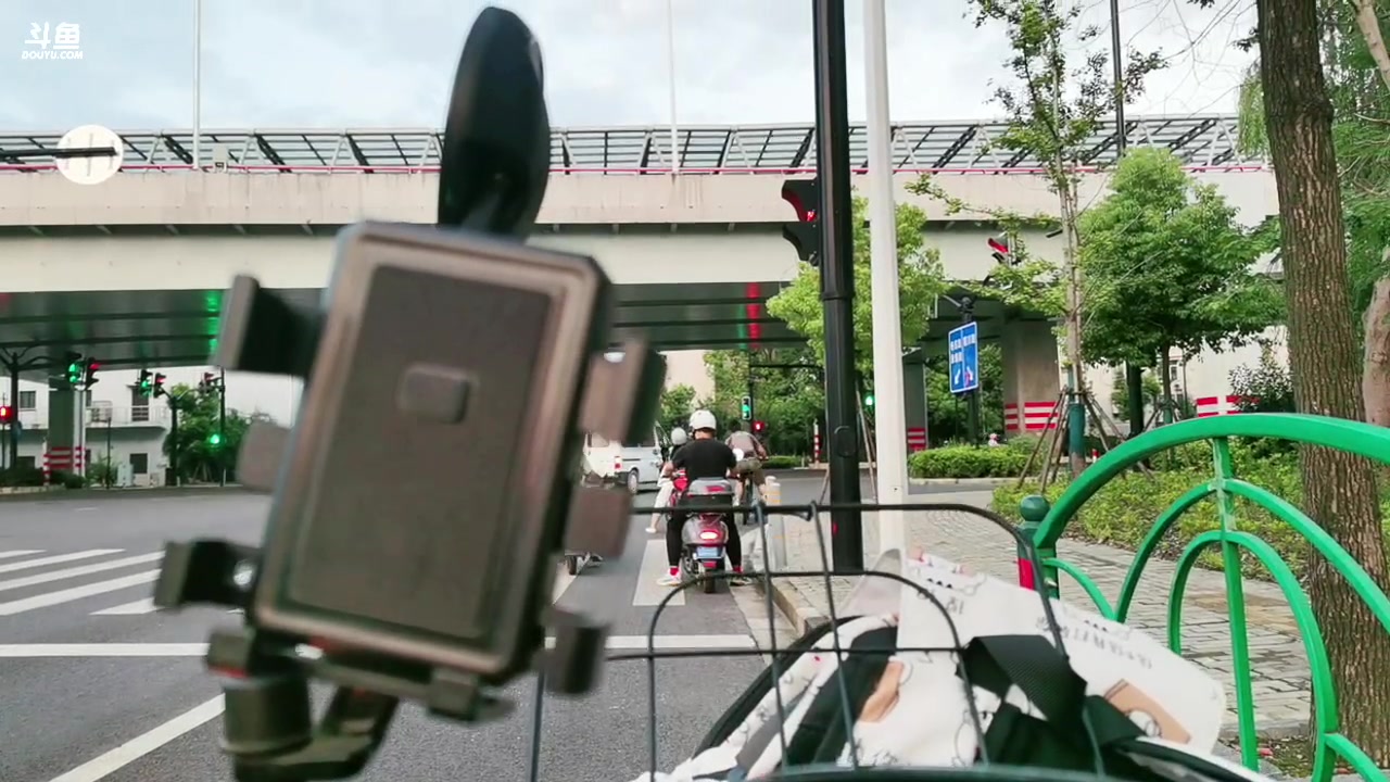 【2023-08-18 18点场】三时小周每娘娘：又去露营了，换帐篷了