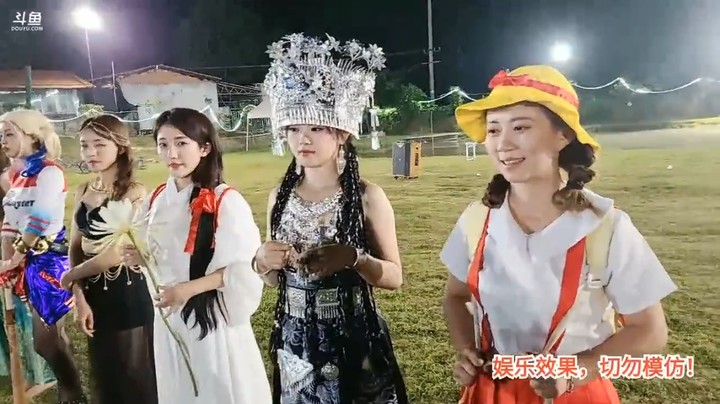 洪湖乡野趣味团播女主播COS表演结束，开始自我介绍