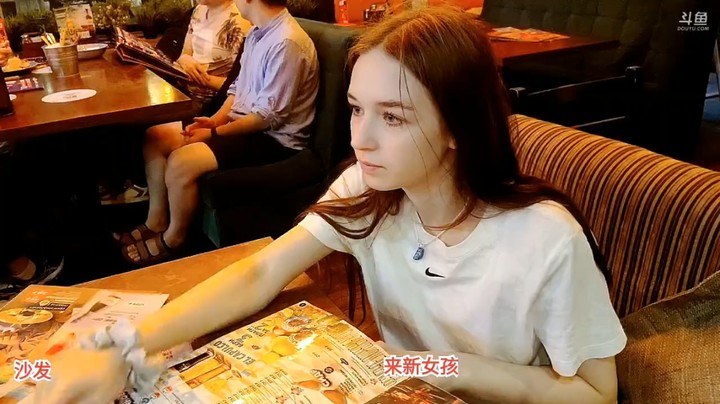 大哥带俄罗斯美女去吃饭，真好看啊