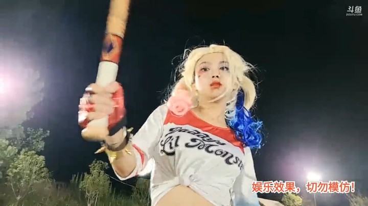 洪湖乡野趣味团播美女月月COS表演很可爱啊