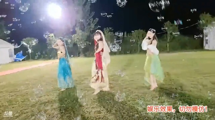 洪湖乡野趣味团播美女贝贝等人合作跳舞很精彩