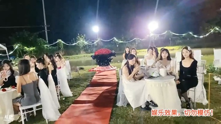 洪湖乡野趣味团播七夕节女主播走红毯秀，精彩啊