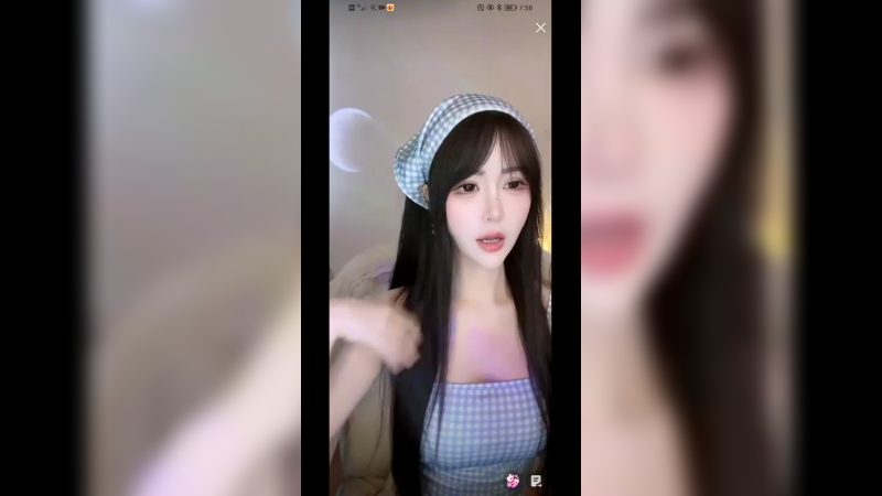 美女这打扮很清纯啊