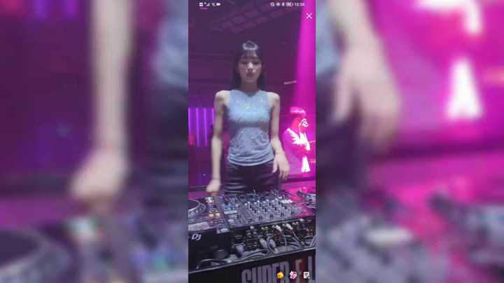 美女奶栗现场跳舞好看啊，一晚上出场费就几万了