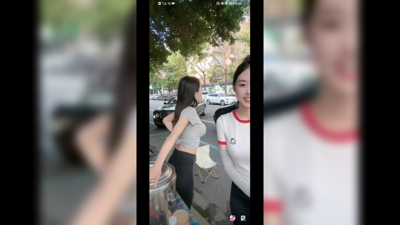 两个美女路边卖东西