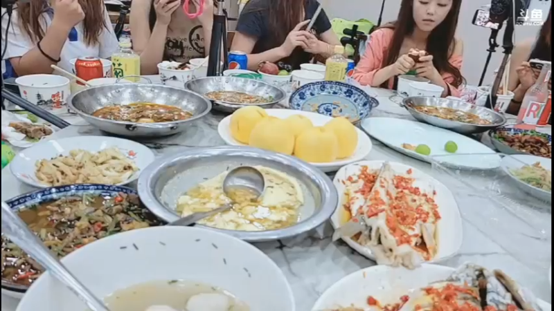 洪湖乡野趣味团播今天宋温暖吃大餐，很多女主播是超V啊