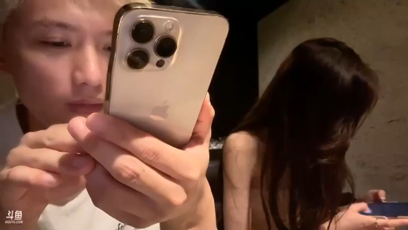 美女小莱和武田聊天，真好看啊