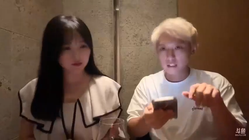 博哥在日本和美女聊天，真好看啊