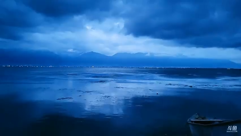 哒哒子美女去大理旅游看夜景