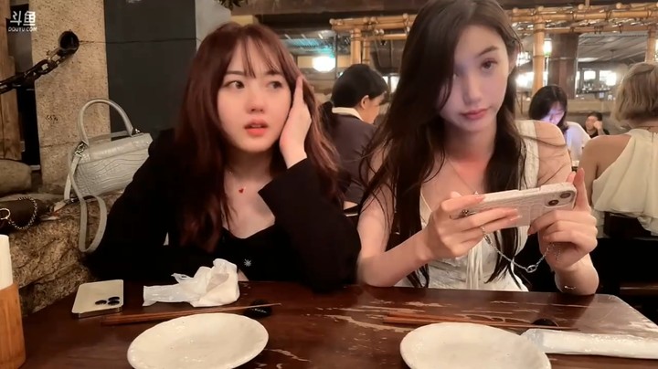 博哥和美女在日本餐厅吃饭，感觉像大排档