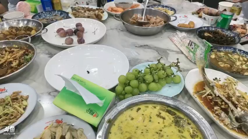 洪湖乡野趣味团播美女美美又是超V可以吃大餐，好快乐