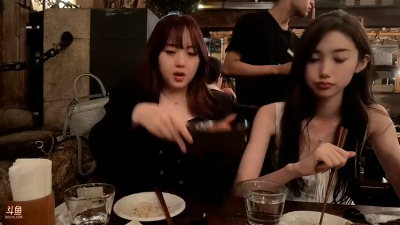 博哥和两个美女在日本吃美食，感觉氛围好啊